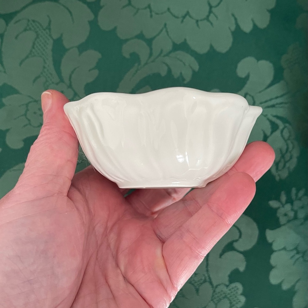 PRETTY FLORAL GREEN & WHITE CERAMIC SMALL SCALLOPED TRINKET DISH - UNBRANDED - Picture 4 of 4